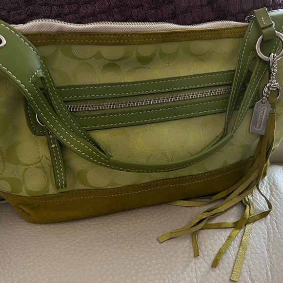 Coach lime green shoulder bag. Leather, suede and material. Zipped front pocket. - Picture 2 of 4